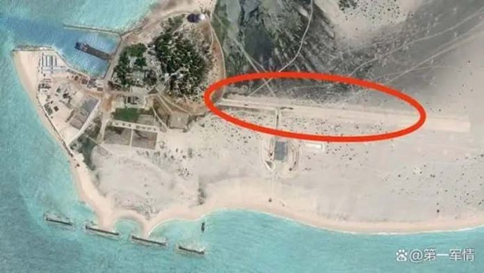 衛星資料顯示，位在西沙群島的中建島上，已出現一條長約600多公尺的機場跑道，及一個巨大新工作區，其中包括一座水泥廠。圖／第一軍情