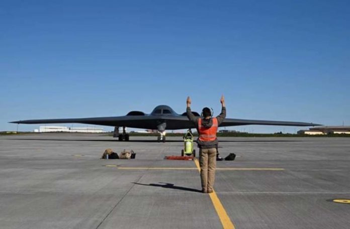 一架B-2 轟炸機降落冰島凱夫拉維克基地。圖／取自美國空軍網站