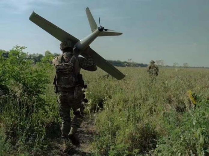 前線烏軍操作無人機，執行偵察任務。圖／取自澤倫斯基「Ｘ」帳號