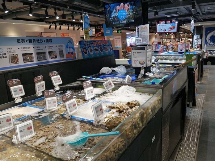 大陸海關發布公告，全面暫停日本水產品進口。實則7月大陸各大成市，已逐漸下架「核海鮮」，圖中廣州超市海鮮多來自大陸本土。圖／搜狐網