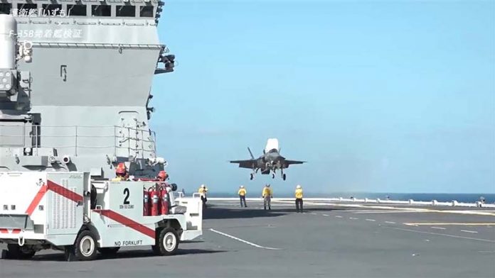 2021年10月，日本測試美軍新型F-35B戰機，在「出雲號」護衛艦上起降成功。圖／取自防衛省海上自衛隊推特