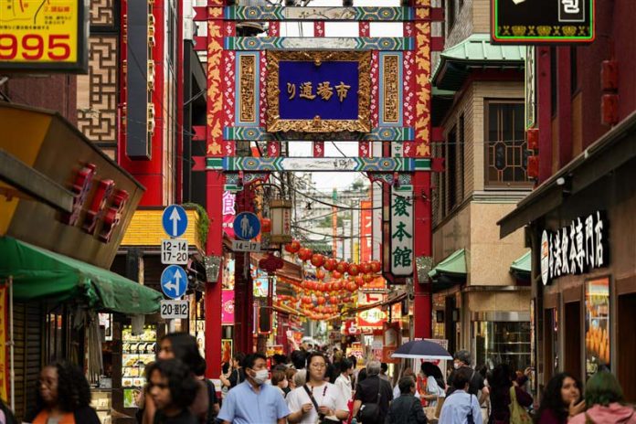 據日本政府觀光局統計，赴日本的外籍遊客已連2個月超過200萬人。圖／取自新華社