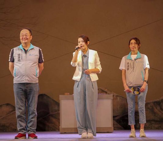 錢康明臉書連發 控高虹安男友干政 新竹市文化局前局長錢康明(左)表示,曾提醒市長高虹安明(中)注意「好朋友」所作所為。圖/取自新竹市文化局臉書