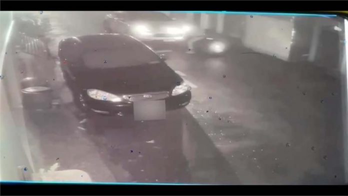 台南市傳出假車禍真擄人案，受害陳姓男子遭押至澎湖囚禁，幸路過民眾立刻報警，警方循線救出被害人。圖為拍攝到的作案過程。圖／引自網路截圖