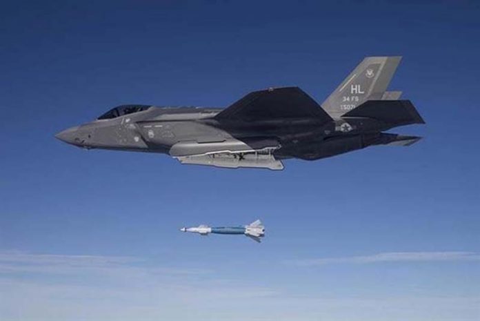 美國空軍F-35A戰機2投放GBU-12雷射導引炸彈的畫面。圖／取自美國空軍網站