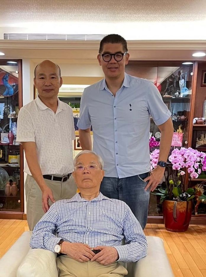 韓國瑜北上探望連戰，與連勝文3人同框。圖／取自連勝文臉書
