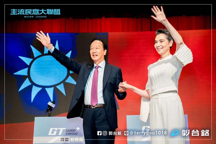 鴻海創辦人郭台銘14日揭曉副手人選是資深藝人賴佩霞。圖／取自郭台銘臉書