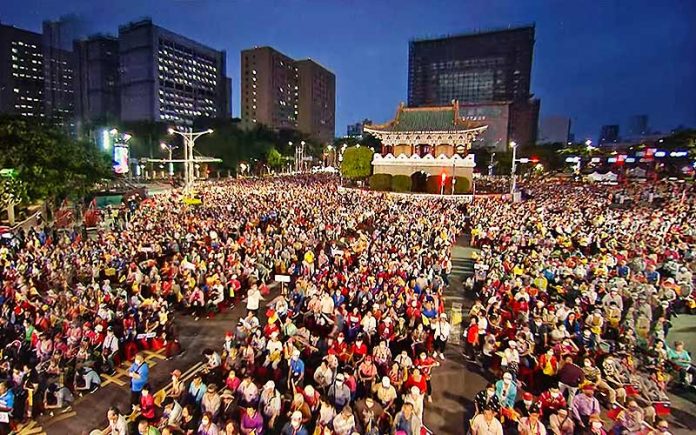 中國國花黨15日舉行「中華民國推動兩岸和平大會」，3萬民眾群聚凱道相挺。 圖／獨家報導提供