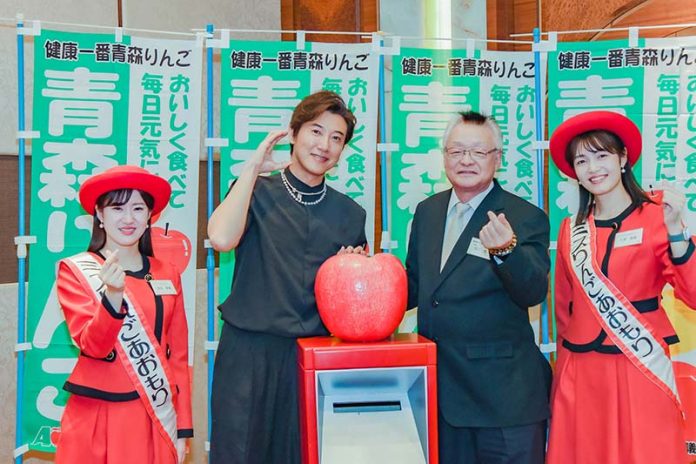 青森縣蘋果對策協議會長加川雅人(右2)與陳鴻(左2)及來自日本的蘋果小姐