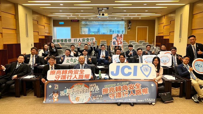 青商會攜手交通部-行人路權守護行動，助力智慧交通安全，活動團體照。（圖/業者提供）