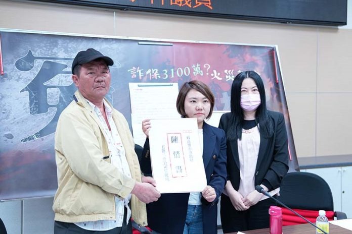 邱于軒議員在高雄市議會親接火災受害當事人吳健成陳情書。攝影／林晟威、張凱鈞