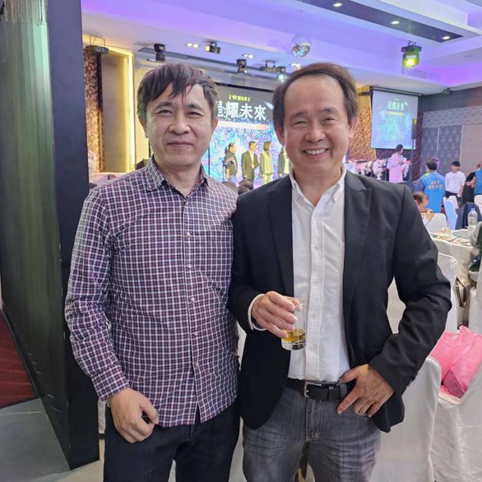 音樂家蘇舜弘(左)與嘉中校友會理事長王崇旭 (右)攜手創作歌曲「百嘉年華」，做為母校百歲生日禮物。圖／王崇旭提供