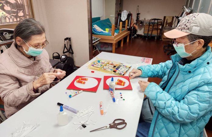 芳安護理之家迎新春　長輩手作diy共創溫馨團圓時光