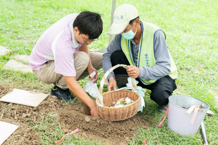 不立碑、不進塔！中市樹葬新制免收規費3,000元　民政局長：鼓勵響應環保葬