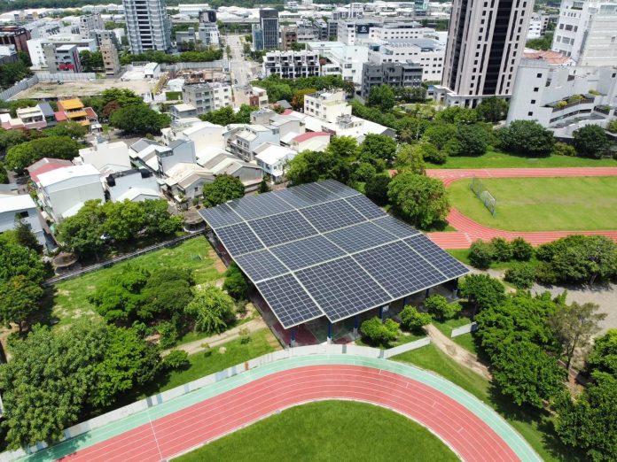 節省6億多元！　中市校園近百座「光電球場」運轉發電-實現政府、學校與企業三贏