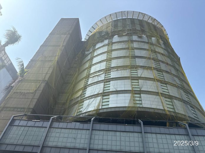 新光三越專櫃及物流人員3/14開放取貨　中市都發局：外牆防護網架設完成將拆除附掛物