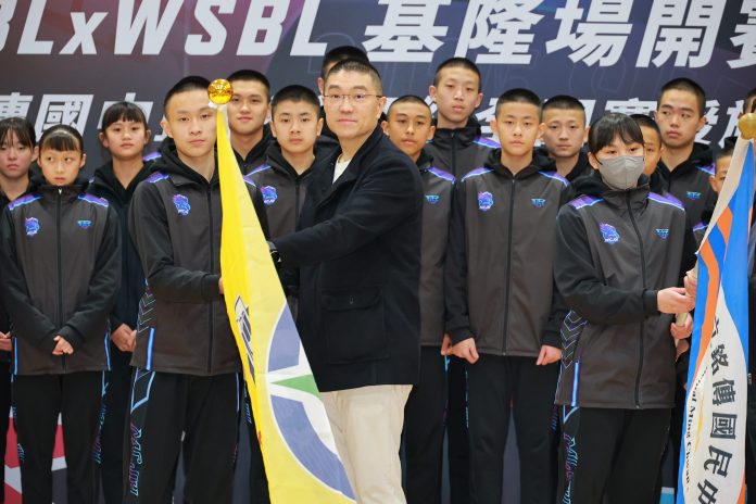 sblxwsbl基隆3/28開賽　謝國樑授旗為銘傳國中籃球隊加油