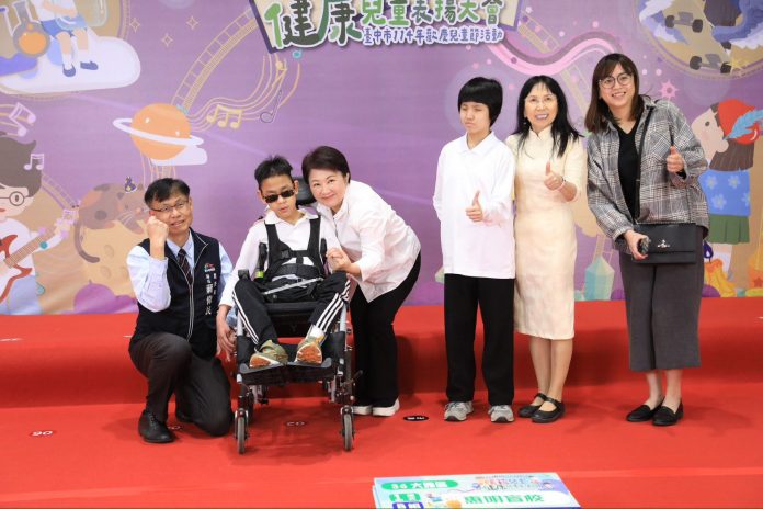 中市表揚1200位模範兒童、健康兒童　盧市長配合學生「各種pose」擺拍：以你們為傲！