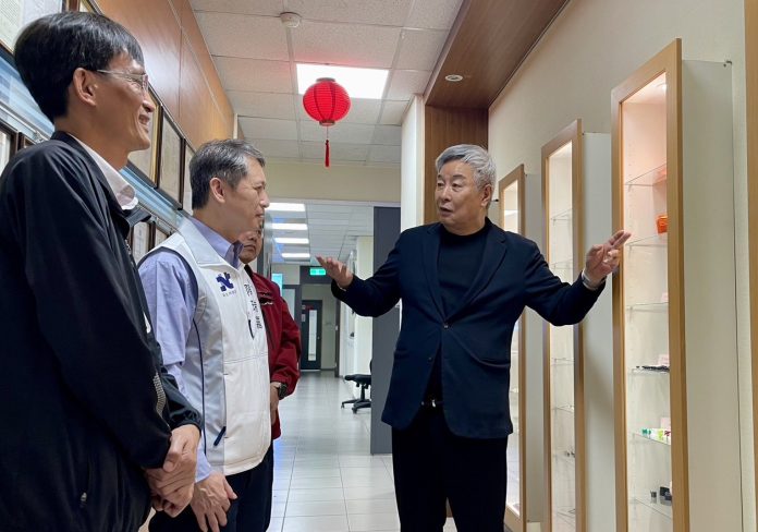 新北推「中高齡友善職場認證」　-報名即日起跑　勞工局長體驗「手眼不累」品檢作業