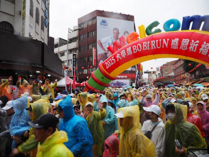來趟朝聖之旅！　「2025大甲媽bobi-run」遶境前祈福開跑