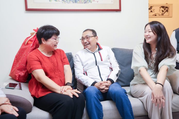 新北模範母親代表元馨儀苦盡甘來　-侯友宜專程道賀　讚她教子有方　無私奉獻社會