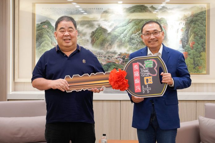 智英科技再捐2輛復康巴士　累計已捐給新北16輛　坦承企業受關稅影響　仍信守然諾