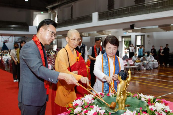 大台中佛教會浴佛祈福-2千人共沐佛恩　盧市長祈三願：四時無災、世界和平、國家安定