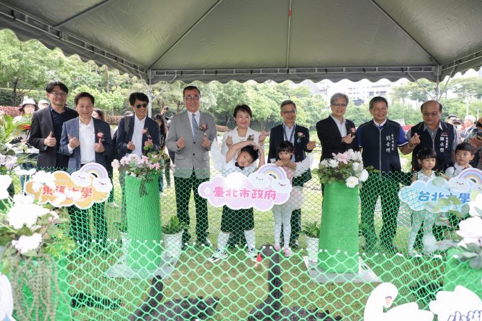 秋紅谷黑天鵝家族壯大！　盧市長歡送「鵝」子、女「鵝」-與北市府、北大與東大「結親家」