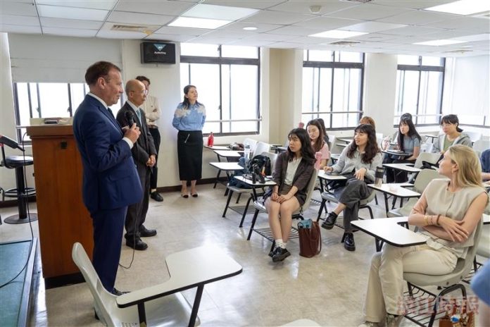法國前國會議員俞諾與法文系學生對談　強調民主價值與國際合作