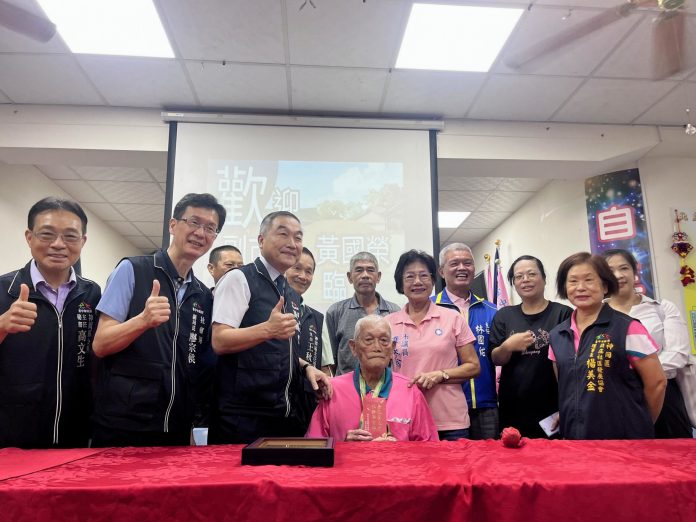 重陽同歡送暖　黃副市長訪神岡據點百歲長青模範生　