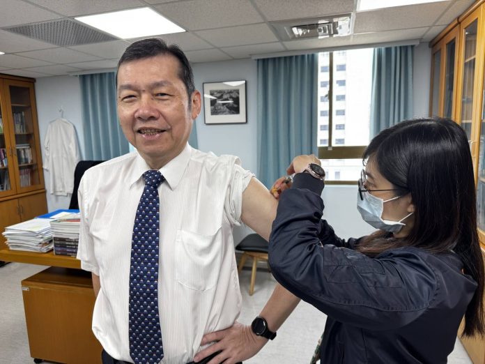 南市各醫療院所院長率先接種疫苗-推獎勵措施 齊心共築防疫防線 南市各醫療院所院長率先接種疫苗-推獎勵措施 齊心共築防疫防線