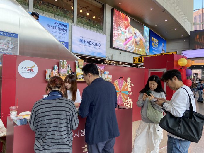 臺南觀光亮相首爾火車站！古都紅磚、神農街彩燈-韓國旅客互動打卡