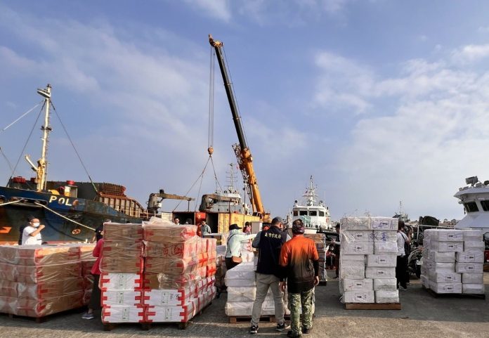 高雄市政府財政局　會同保三第二大隊　及第五海巡隊　共同破獲雜貨輪走私菸品　市值逾8,000萬元