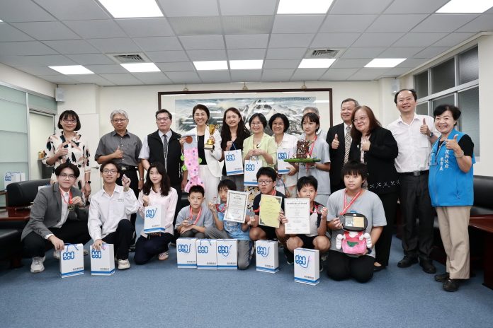 南投學子勇奪國際發明大獎 縣府表揚肯定創新實力 南投學子勇奪國際發明大獎 縣府表揚肯定創新實力