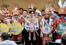 民總頭目為市長穿戴傳統服飾 陳其邁:體驗原民文化之美 邀民眾參與豐潮活動 民總頭目為市長穿戴傳統服飾 陳其邁:體驗原民文化之美 邀民眾參與豐潮活動