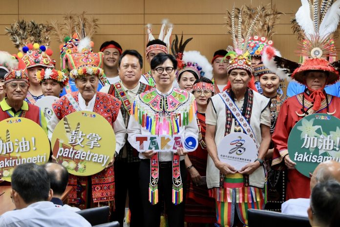 民總頭目為市長穿戴傳統服飾 陳其邁:體驗原民文化之美 邀民眾參與豐潮活動 民總頭目為市長穿戴傳統服飾 陳其邁:體驗原民文化之美 邀民眾參與豐潮活動