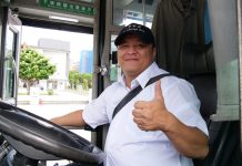 公車駕駛林榮新暖心一抱 善舉撼動人心 他謙虛說「一句感謝就是我們的動力」 公車駕駛林榮新暖心一抱 善舉撼動人心 他謙虛說「一句感謝就是我們的動力」