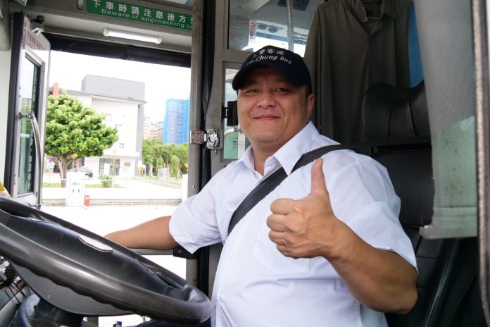 公車駕駛林榮新暖心一抱 善舉撼動人心 他謙虛說「一句感謝就是我們的動力」 公車駕駛林榮新暖心一抱 善舉撼動人心 他謙虛說「一句感謝就是我們的動力」