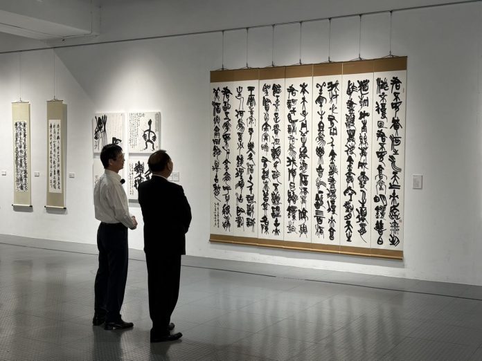 書法薪傳潤筆情誼-陳見賢出席「行歌拾穗」胡國龍書法展