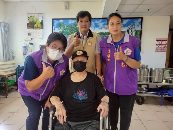 高雄市榮服處輔導員與社區組長攜手關懷 陳爺爺安心入住榮家 高雄市榮服處輔導員與社區組長攜手關懷 陳爺爺安心入住榮家