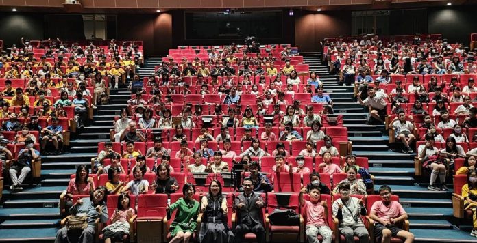 馬戲、現代舞輪番上陣! 中市學子從教室走進中山堂感受劇場魅力 馬戲、現代舞輪番上陣! 中市學子從教室走進中山堂感受劇場魅力