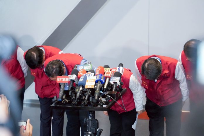 挺身面對防疫檢討聲浪 盧市長兩度鞠躬致歉:概括承受、引以為鑑 挺身面對防疫檢討聲浪 盧市長兩度鞠躬致歉:概括承受、引以為鑑