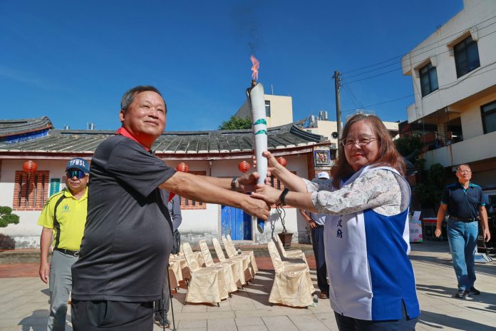 南投全縣運動會點燃聖火 11月8日縣立體育場揭幕 南投全縣運動會點燃聖火 11月8日縣立體育場揭幕