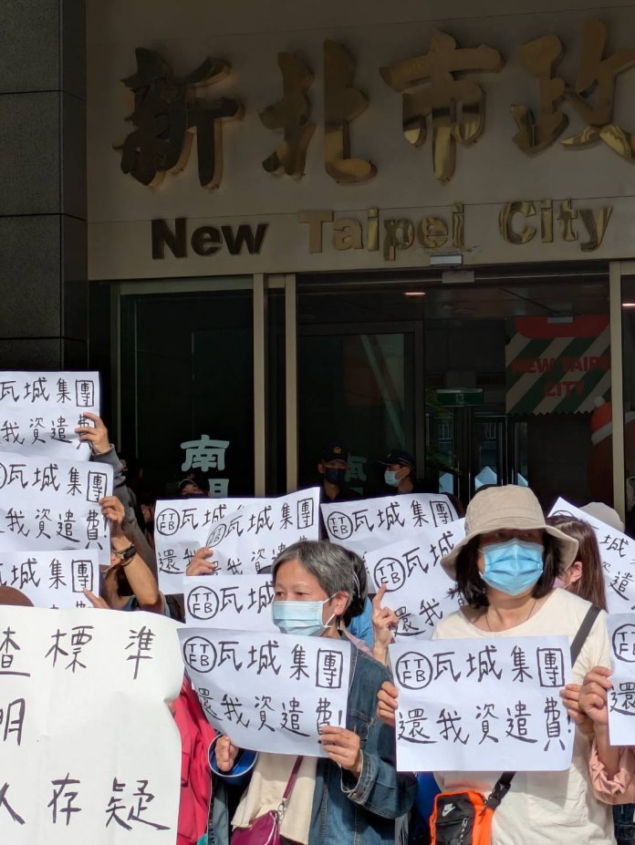 瓦城泰統集團遷廠調動引爭議 員工到新北市府舉牌陳情 勞工局籲雇主負起企業社會責任 瓦城泰統集團遷廠調動引爭議 員工到新北市府舉牌陳情 勞工局籲雇主負起企業社會責任