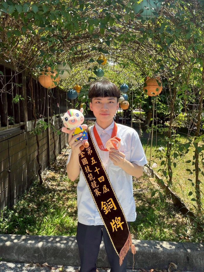 18歲西點國手沈承佑備戰國際賽-以甜點實力展現臺灣技藝 18歲西點國手沈承佑備戰國際賽-以甜點實力展現臺灣技藝