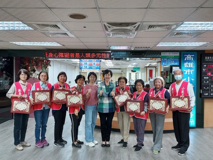 高雄市小港戶政志工禮貌再升級　diy彩繪融入靈性關懷　服務更添溫度