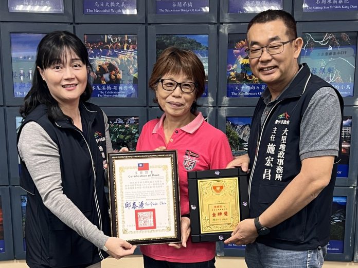 熱誠服務 大里地政志工獲志工之星肯定 熱誠服務 大里地政志工獲志工之星肯定