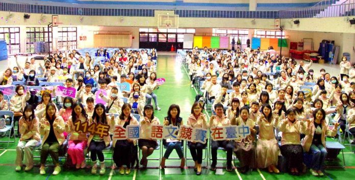 中市語文競賽代表隊進軍全國 教育局賴副局長授旗期許再創佳績! 中市語文競賽代表隊進軍全國 教育局賴副局長授旗期許再創佳績!