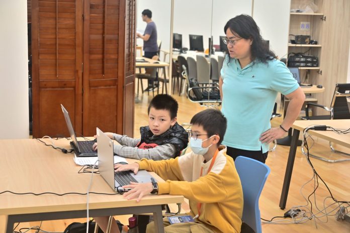 「ai先行-百師擁證」　基隆教師化身ai教育先鋒　報考通過率達98%