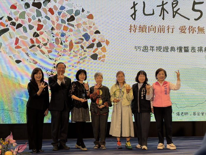 感謝張老師志工永續付出 中市社會局長:愛持續前行 感謝張老師志工永續付出 中市社會局長:愛持續前行